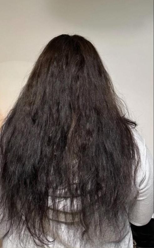Cheveux longs très frisés avant le lissage
